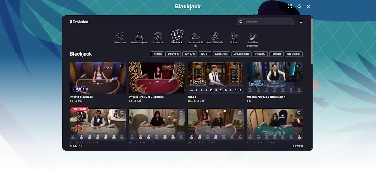 Expérience immersive sur une table de blackjack en direct avec croupier.